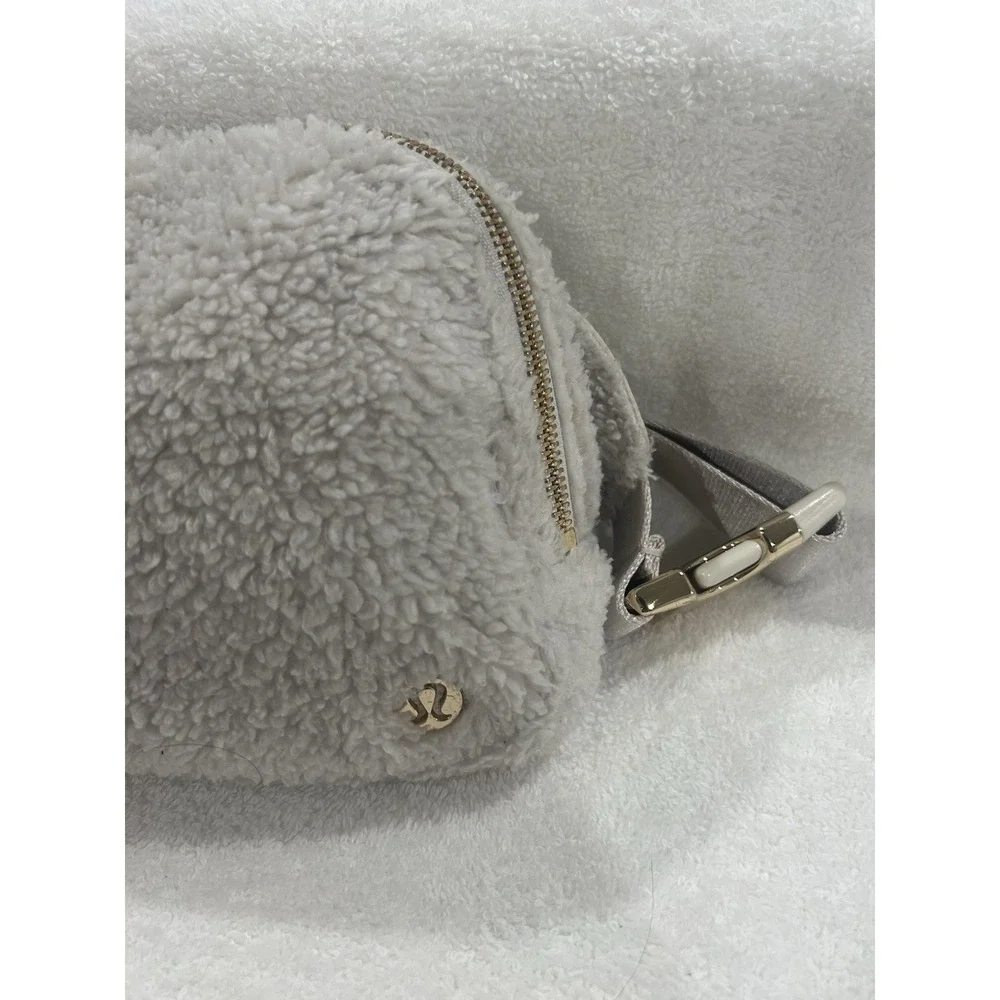 Lululemon Everywhere Belt Bag‎ Plush Fleece Ivory White Fanny Pack New With Tag